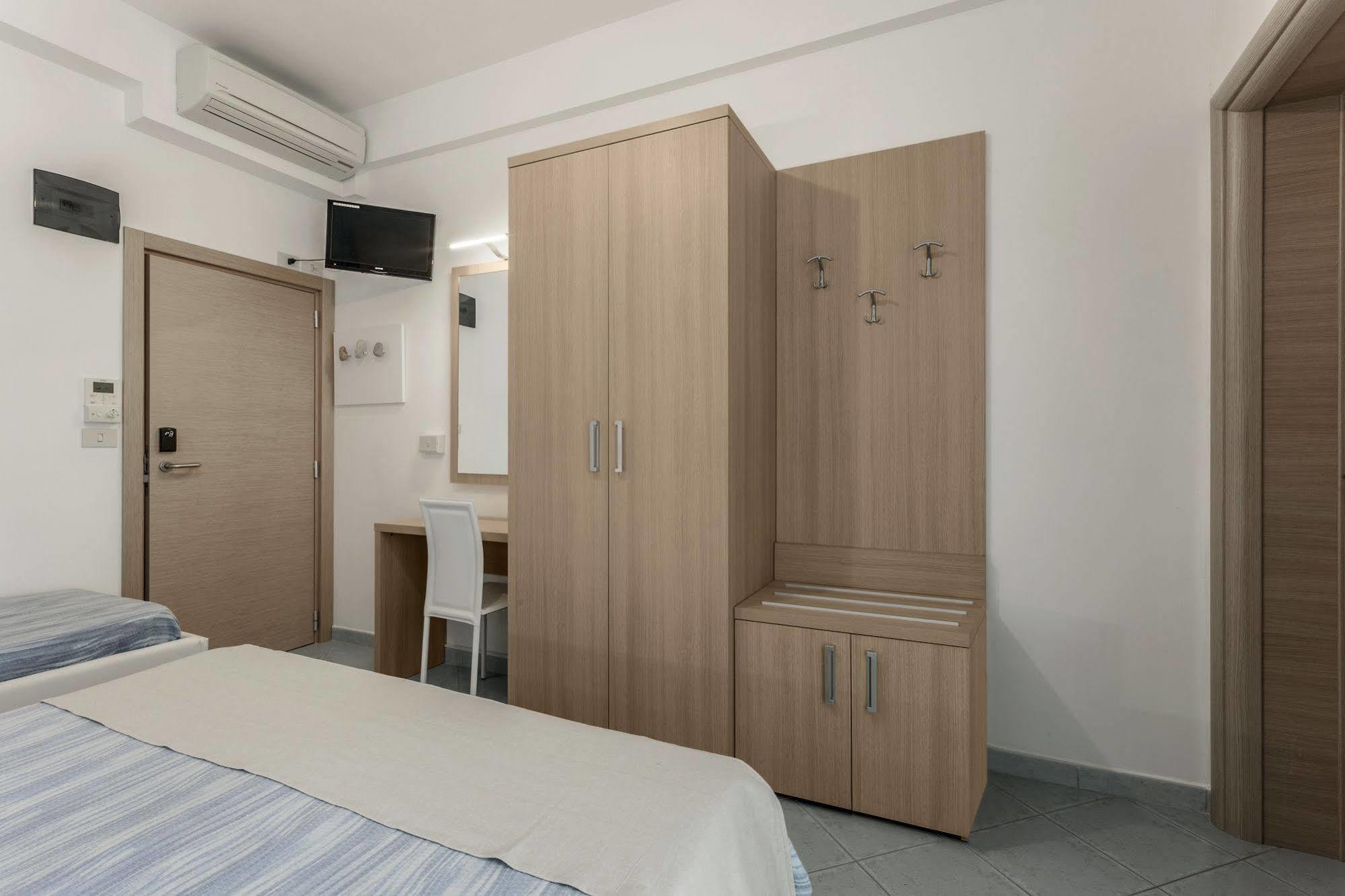 Hotel Esperia Cattolica Buitenkant foto