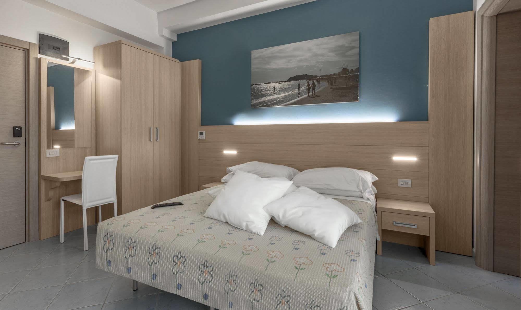 Hotel Esperia Cattolica Buitenkant foto